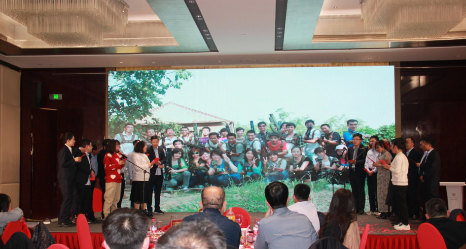 欧美黑吊大战白妞欧美大片