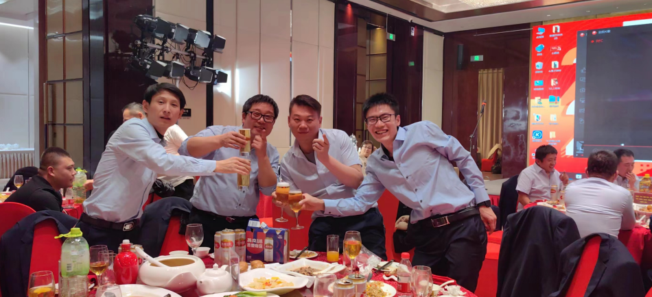 欧美黑吊大战白妞欧美大片